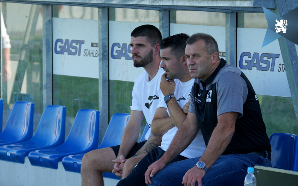 NLZ-Leiter Manfred Paula (v. re.), Trainer Alper Kayabunar und Teammanager Christian Bopfinger können nach dem Auftaktsieg entspannter sein.