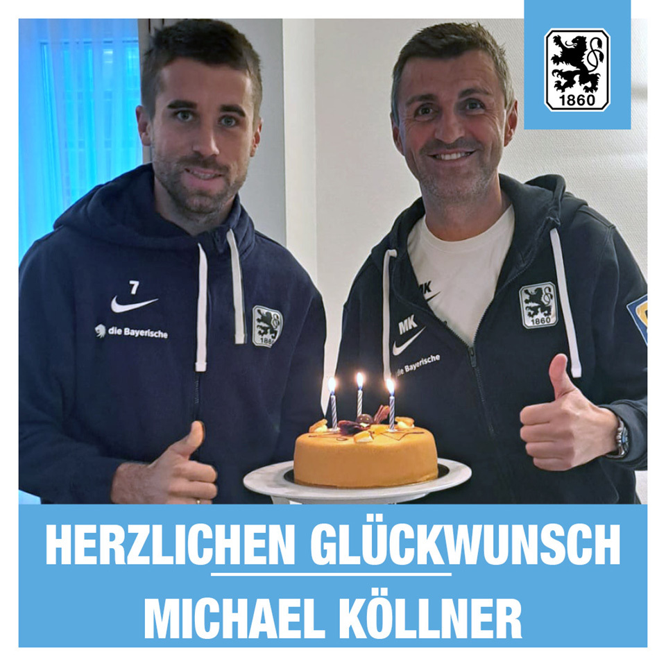 Kapitän Stefan Lex überreicht im Namen der Mannschaft Trainer Michael Köllner zu seinem Jubiläum einen Kuchen mit drei Kerzen.