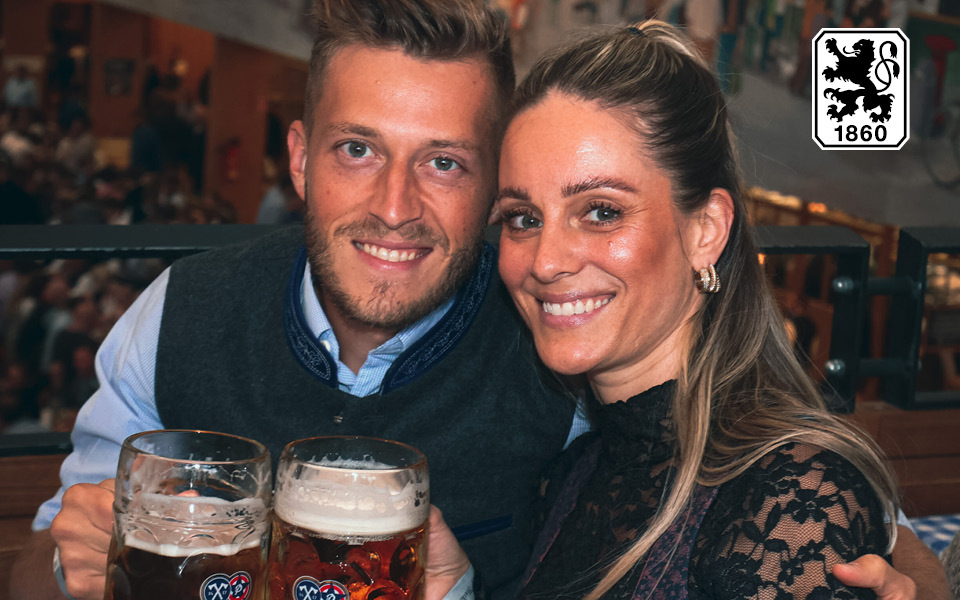 Marius Willsch mit seiner Frau Nina, die er in Schweinfurt kennenlernte, auf der Wiesn 2022.