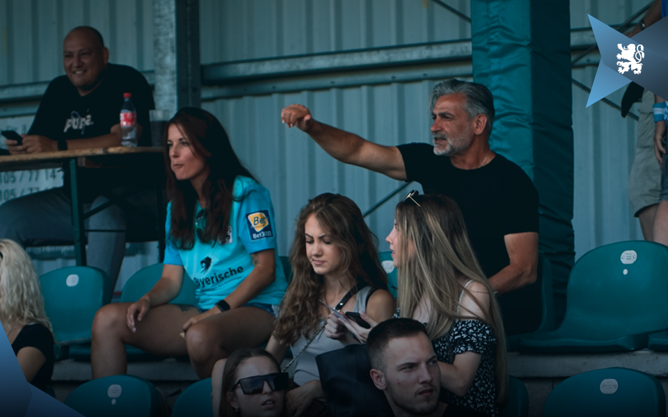 Löwen-Trainer Maurizio Jacobacci sah in Gilching die Tore seiner Spieler Devin Sür und Tim Kloss.