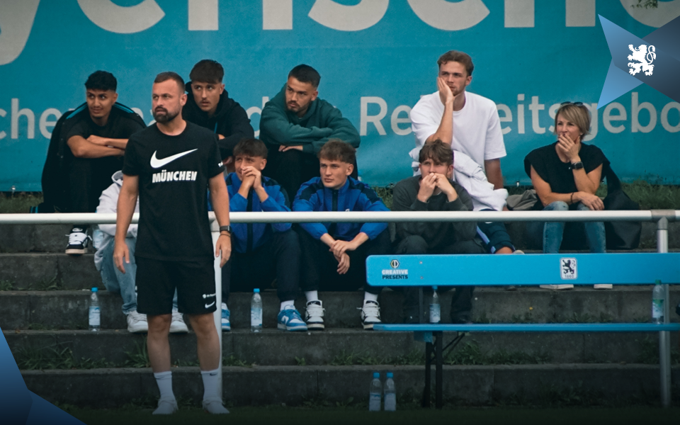Ungewollt viel Platz hat U21-Coach Felix Hirschnagl auf der Auswechselbank.