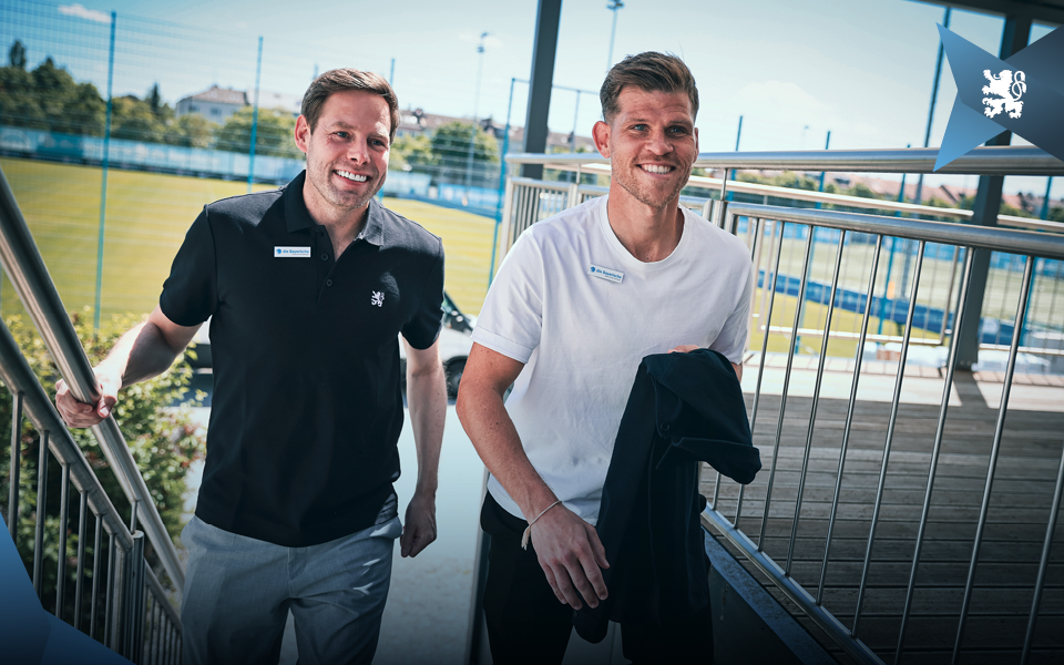 Löwen-Geschäftsführer Dr. Christian Werner mit Florian Niederlechner auf dem Weg zur offiziellen Vorstellung.