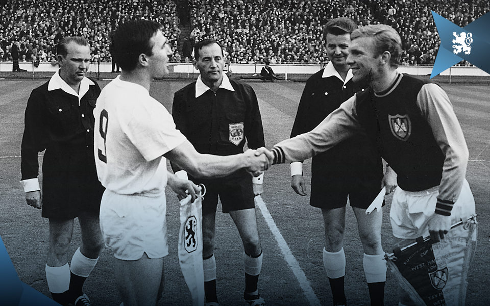 Rudi Brunnenmeier tauschte mit West Ham-Kapitän Bobby Moore die Wimpel.