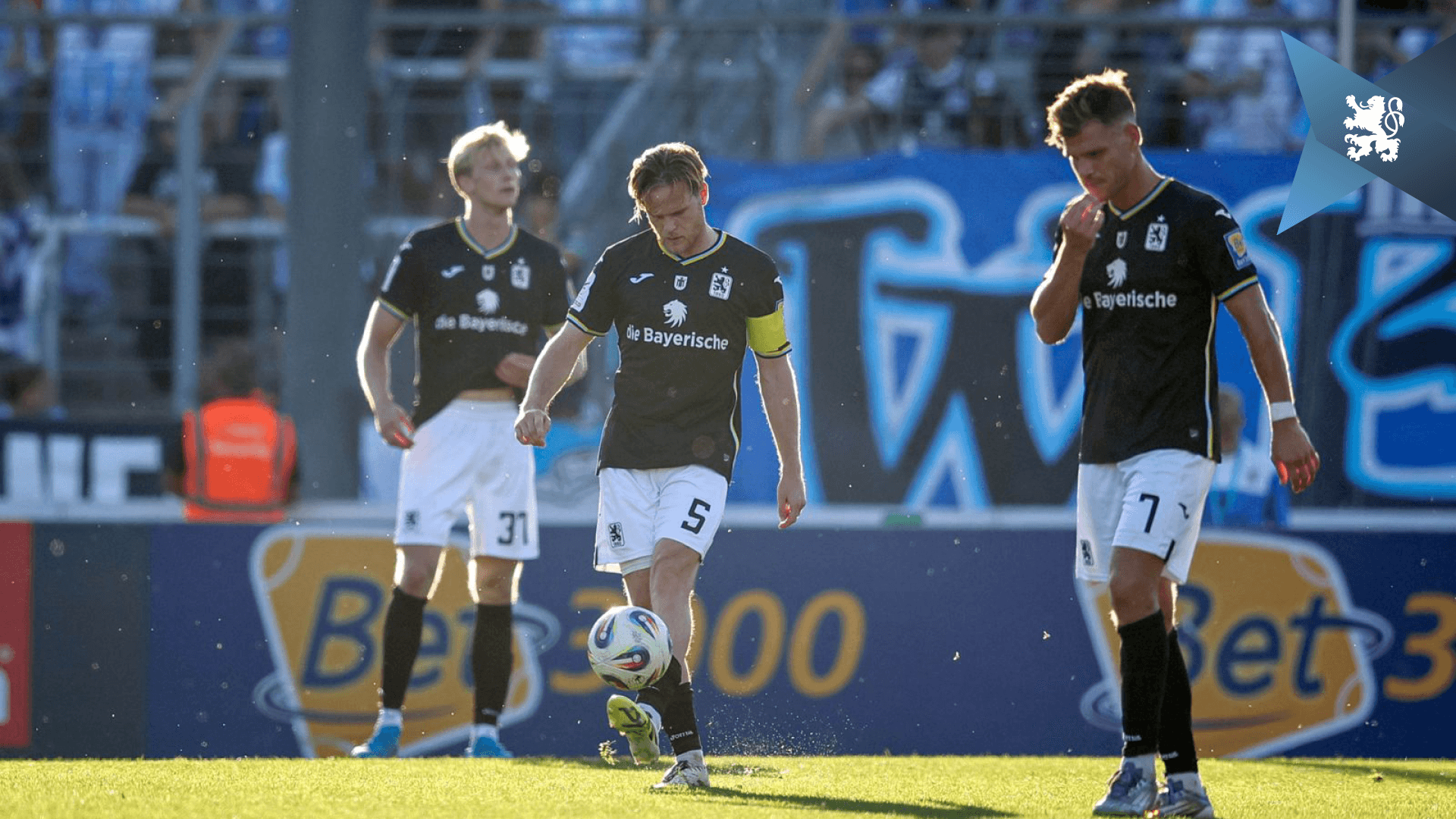 Raphael Schifferl (v. li.), Thore Jacobsen und Florian Niederlechner sind nach der 1:5-Plaite gegen Hoffenheim frustriert.