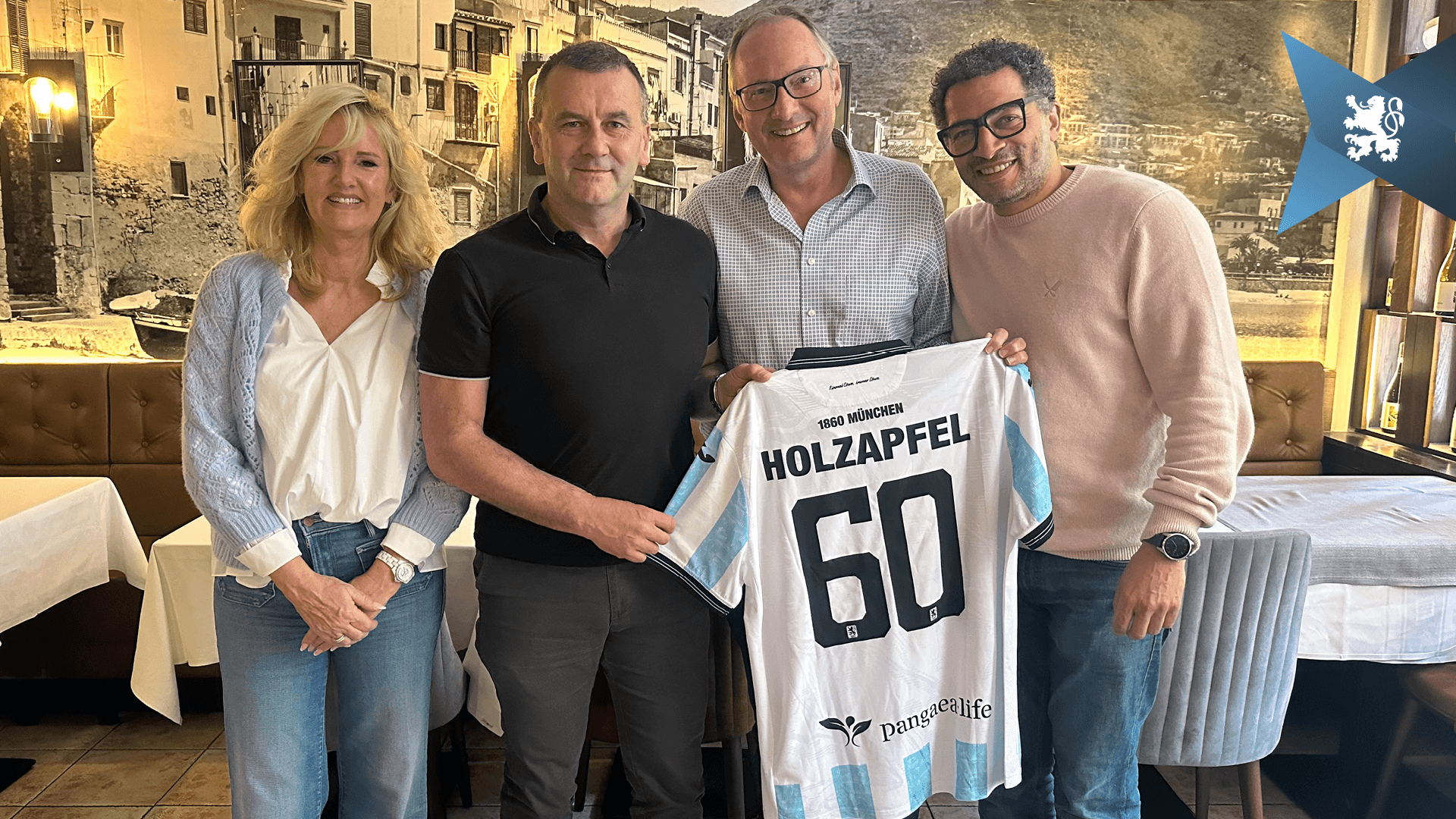 LöwenPartner Thomas Holzapfel (3. v. li.) und Ehefrau Karin (li.) sowie 1860-Geschäftsführer Manfred Paula (2. v. li.) und Wilson Pearce (re.), Associate Director bei Löwen-Vermarkter Infront.