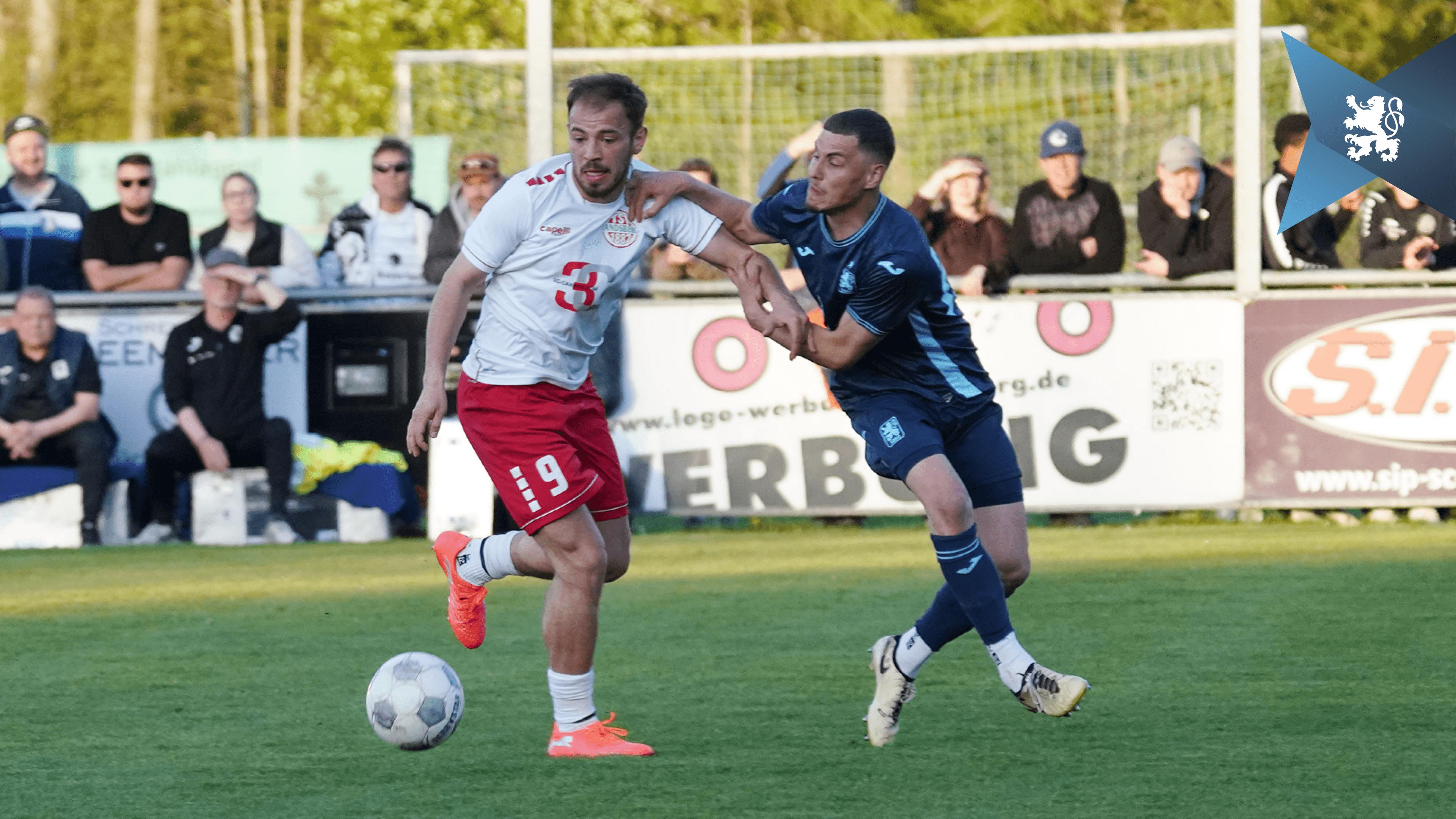 Löwe Benedikt Hoppe hatte nicht nur in dieser Szene mit Jeton Abazi alle Hände voll zu tun.