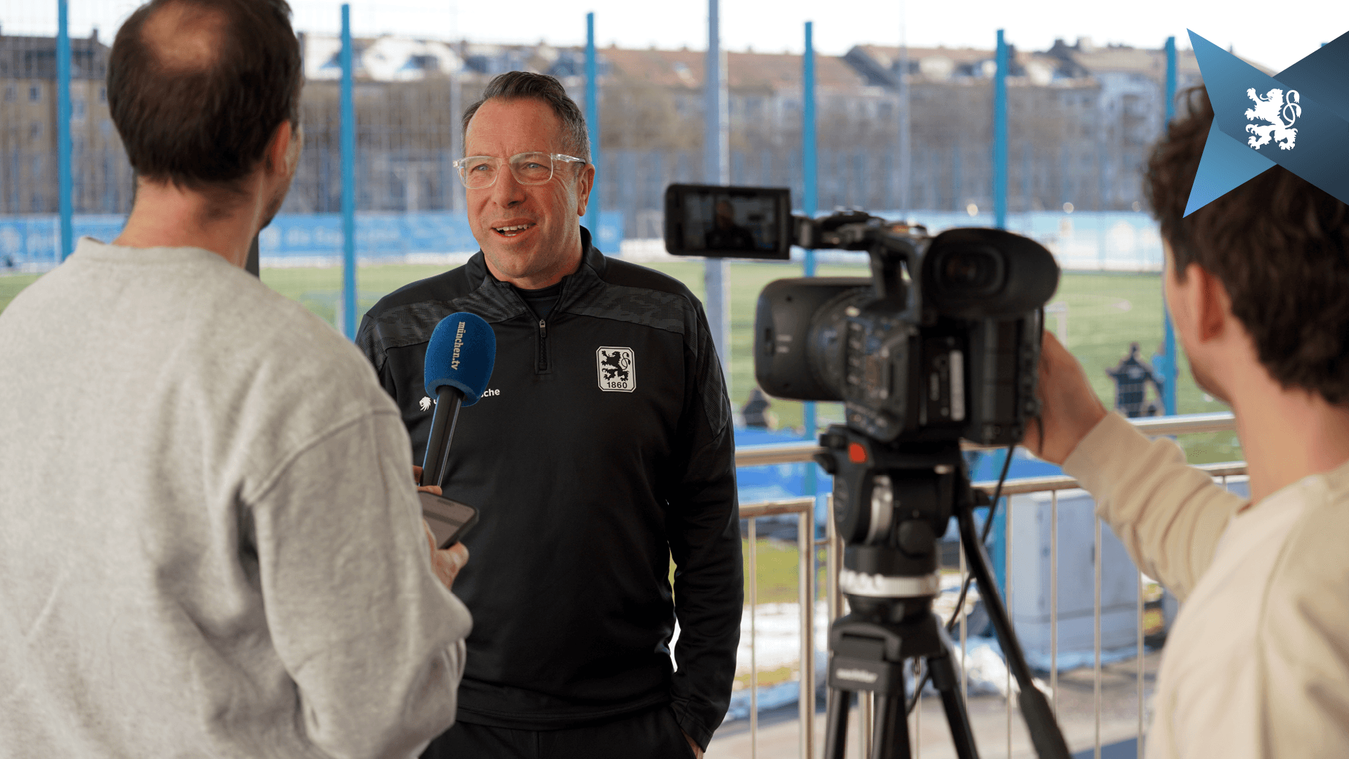 Im Interview beantwortet Markus Kauczinski locker und unaufgeregt die Fragen der Reporter.