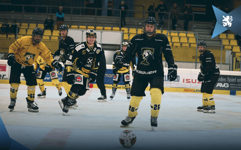 Löwen unter sich: Fußballer gehen aufs Eis.