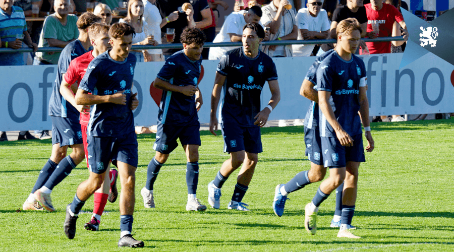 In der Mitte die beiden Torschützen der 1.Halbzeit, Sandro Porta (li) und Cristian Leone (re.).