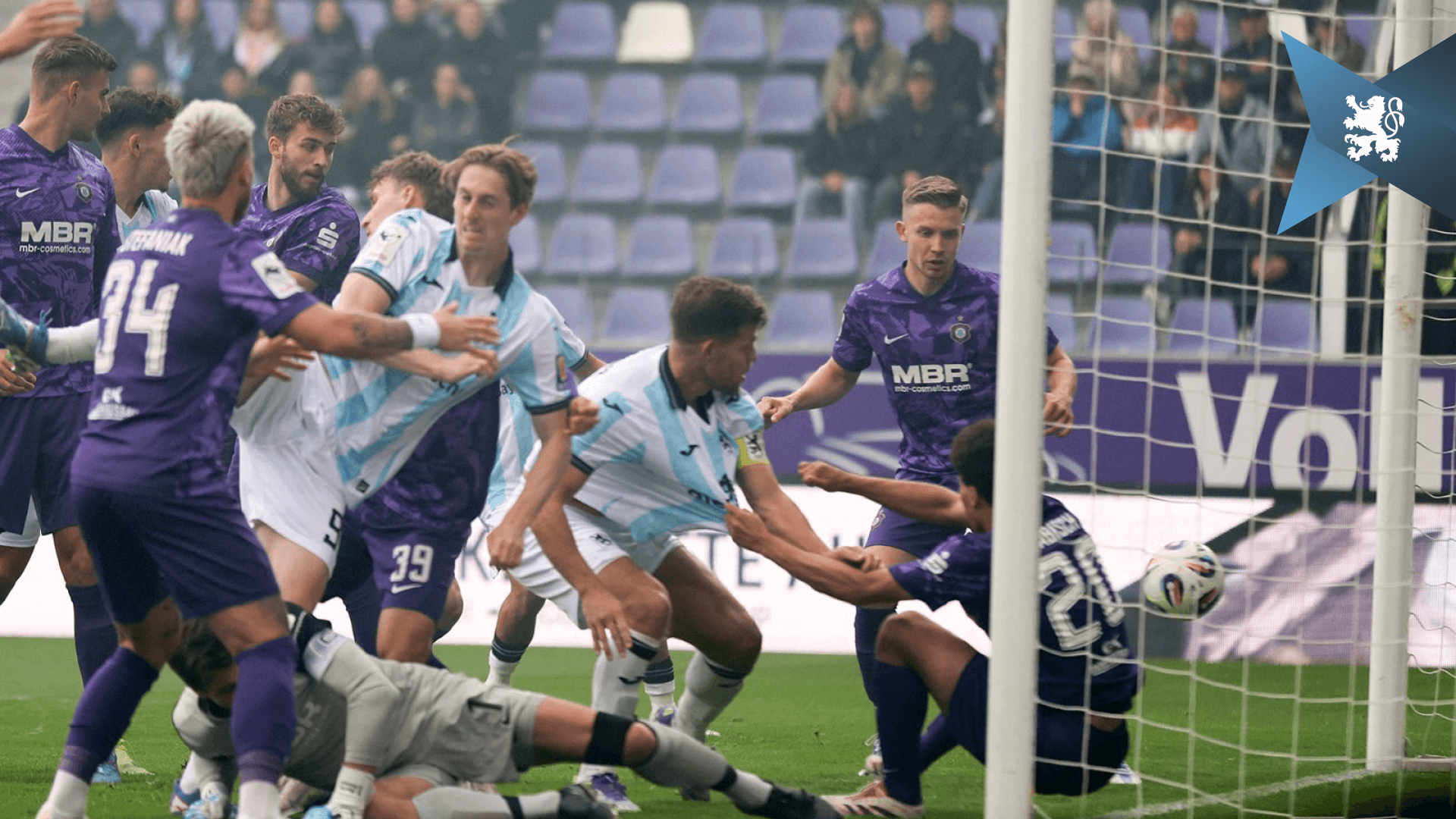 Schiedsrichter Luca Jürgensen verweigerte in dieser Szene in der 6. Minute nach einem Eckball von Kevin Volland den Löwen den regulären Führungstreffer.
