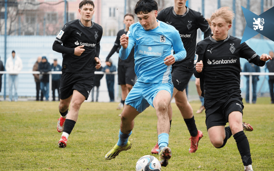 Erst am 16. März dieses Jahres standen sich beide Teams auf dem 1860-Trainingsgelände gegenüber, Junglöwe Mustafa Tekin im Zweikampf mit Fohlen Fritz Fleck (re.).