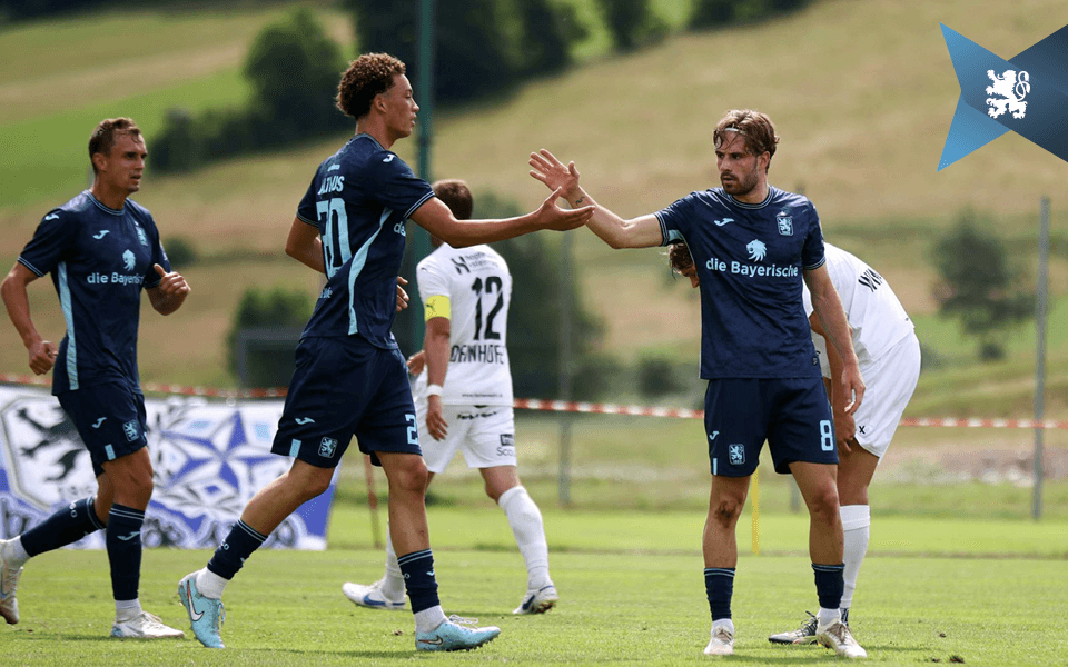 David Philipp (re.) hatte in der 21. Minute die Löwen-Führung erzielt, Samuel Althaus (Mitte) gratuliert seinem Kollegen.