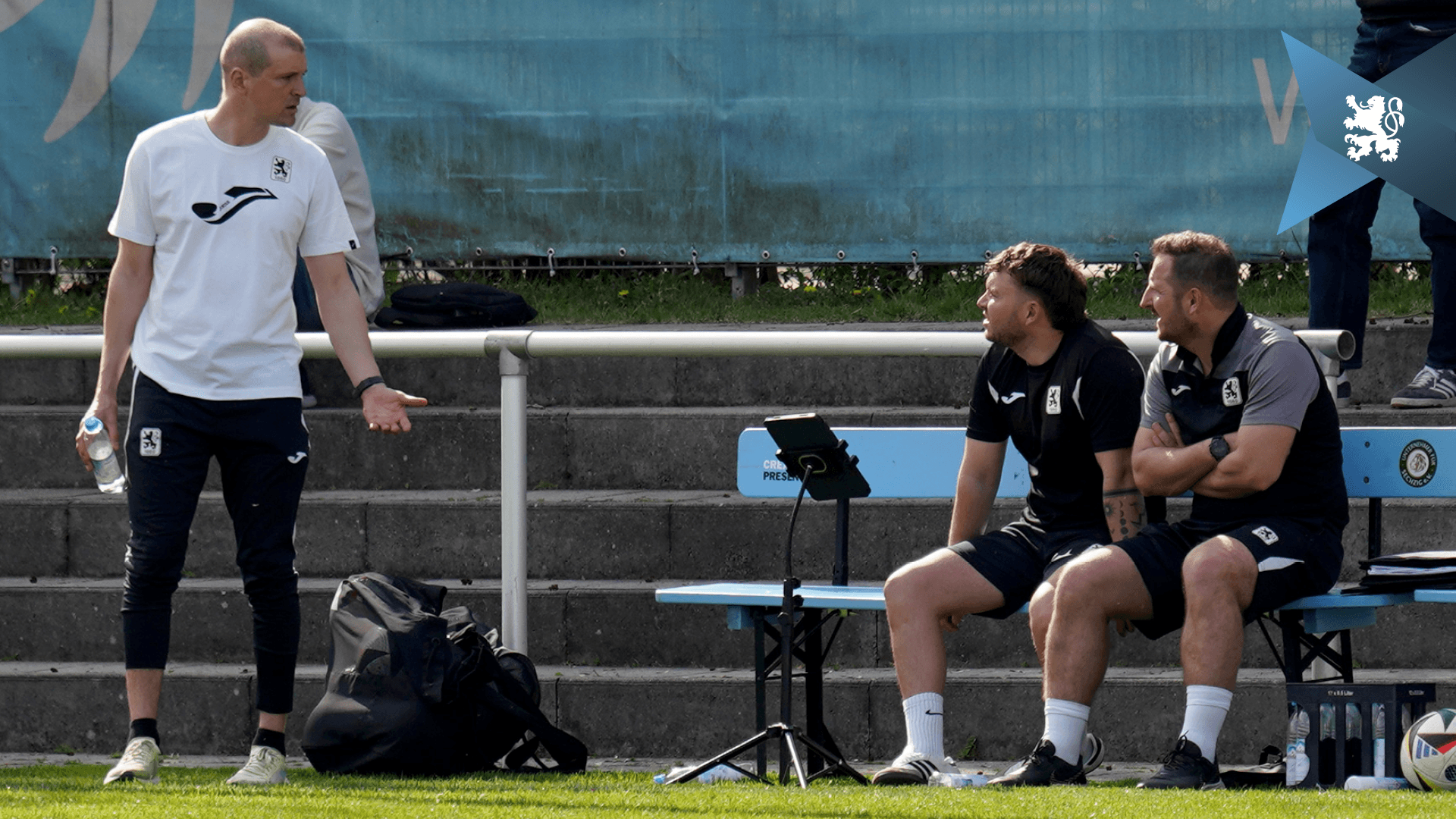 U19: Letztes Saisonspiel in Regensburg – Verabschiedung der Co-Trainer.