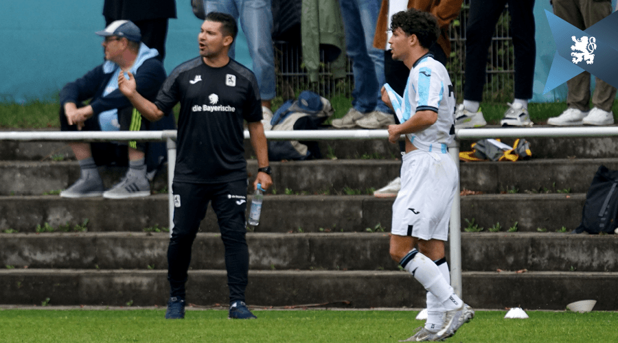 U21-Chefcoach Alper Kayabunar (li.), der lautstark Anweisungen gibt, sieht sein Team auf einem guten Weg.