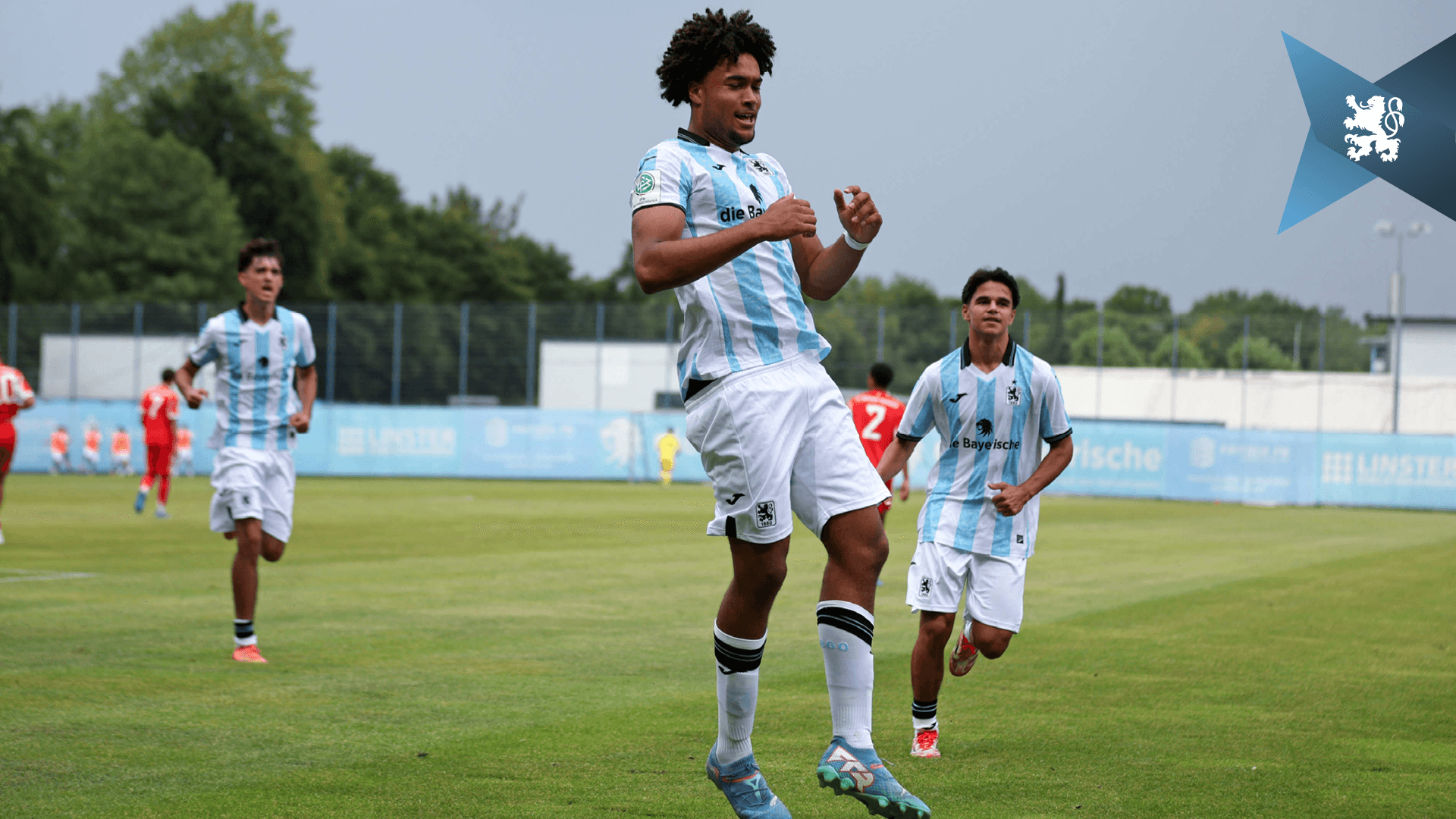 Arian Ortivero Calderon (Mitte), zusammen mit Jakob Schurz (li.) und Efe Karakoc (re.), kehrt beim KSC ins Team der U19 zurück.