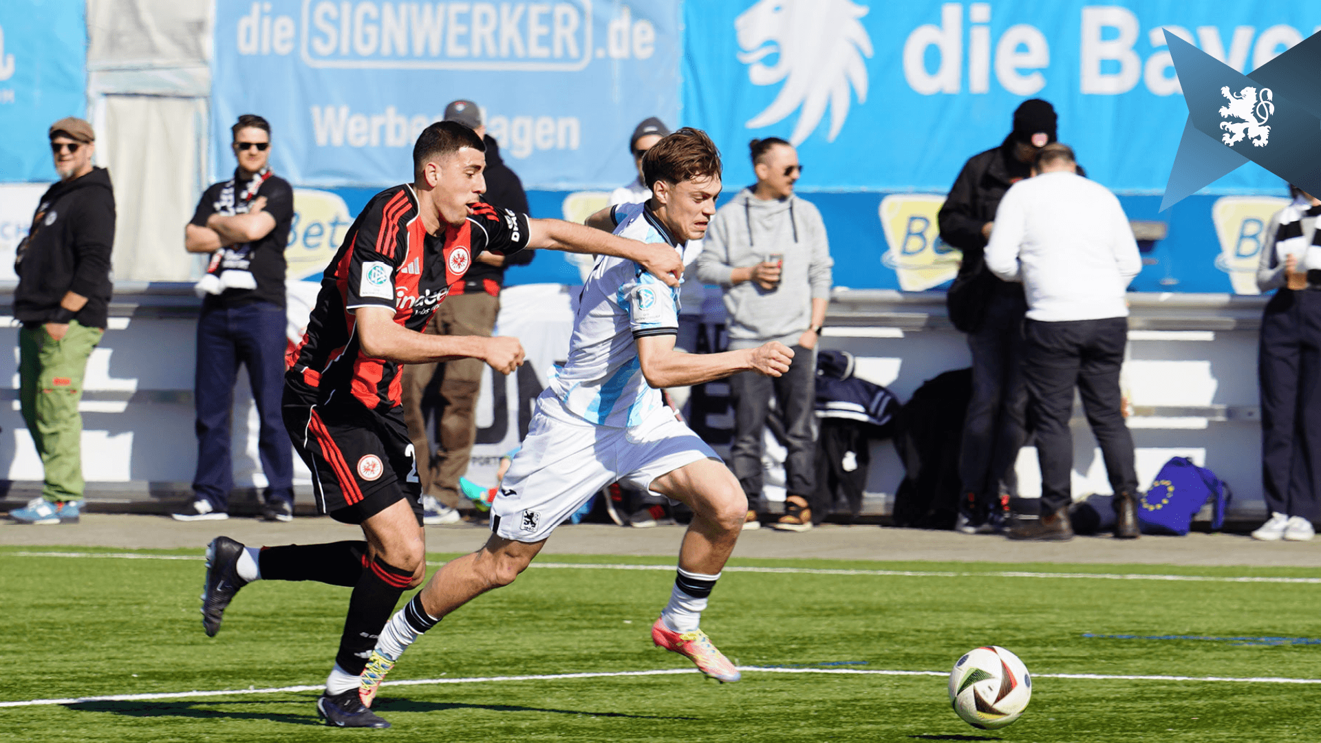 In dieser Szene brachte der Frankfurter Nicolas Peter, der später die Rote Karte sah, Junglöwen-Stürmer Emre Erdogan elfmeterreif zu Fall.