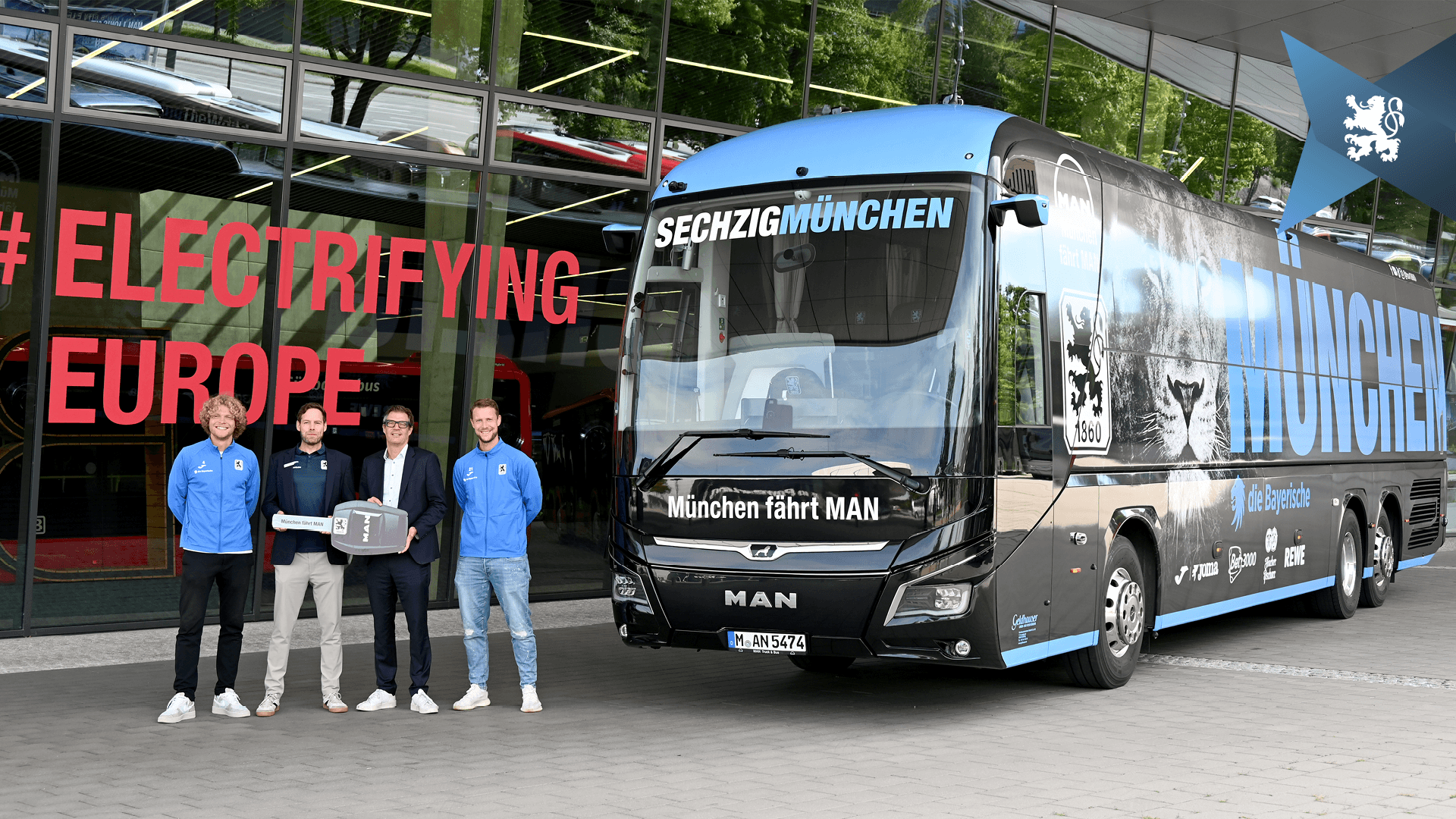 Optisch & technisch ein Highlight: MAN Truck & Bus übergibt den Löwen einen neuen Teambus.