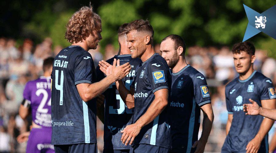 Jesper Verlaat beglückwünscht den doppelten Torschützen Florian Niederlechner.