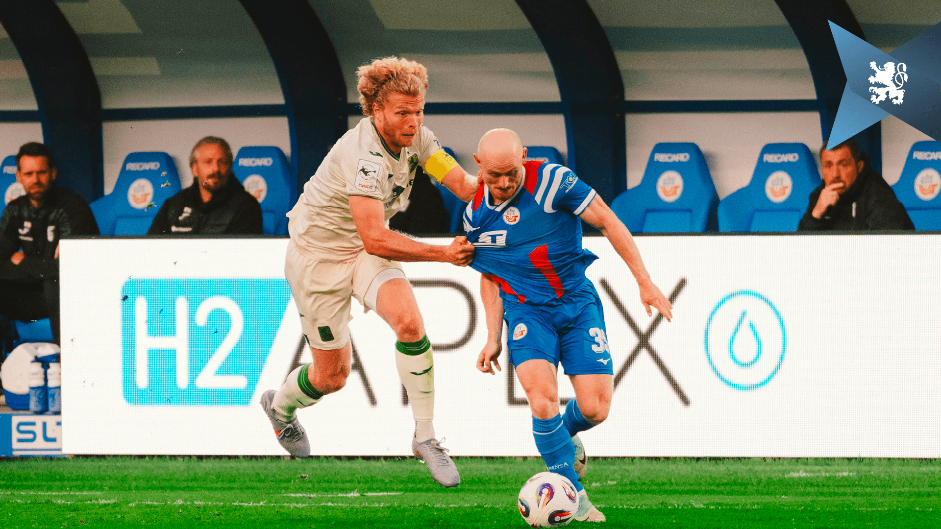 In dieser Szene kann sich Jesper Verlaat nur mit einem Foul gegen Maximilian Krauß helfen. Später musste der Löwen-Kapitän verletzungsbedingt raus.