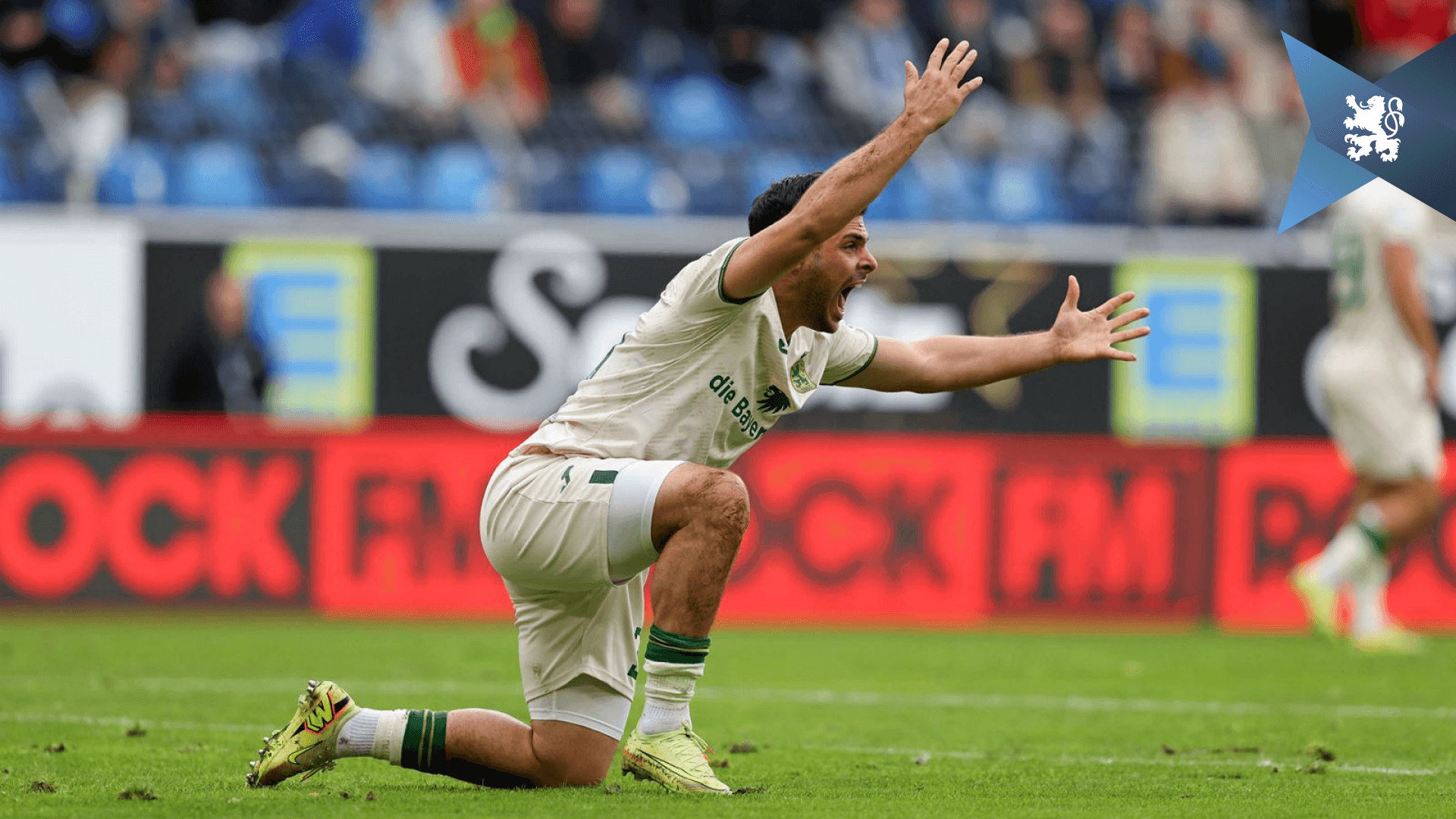 Kevin Volland ärgert sich, weil im Schiedsrichter Felix Wagner in der 6. Minute einen klaren Foulelfmeter verwehrte.
