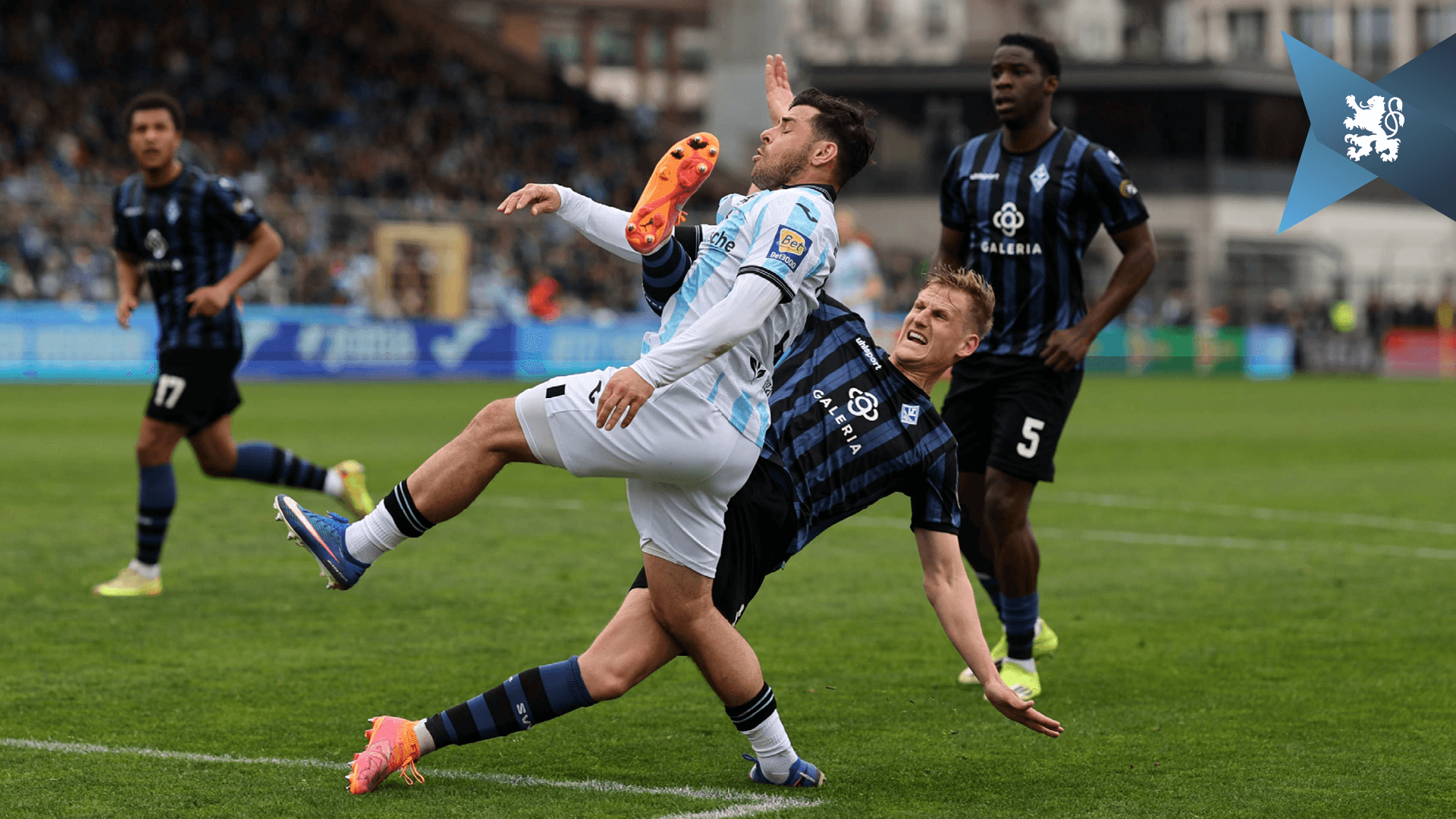 In dieser Szene in der 30. Minute hätte es Elfmeter geben müssen. Kevin Volland bekommt ganz klar den Fuß von Niklas Hoffmann beim Klärungsversuch ins Gesicht.