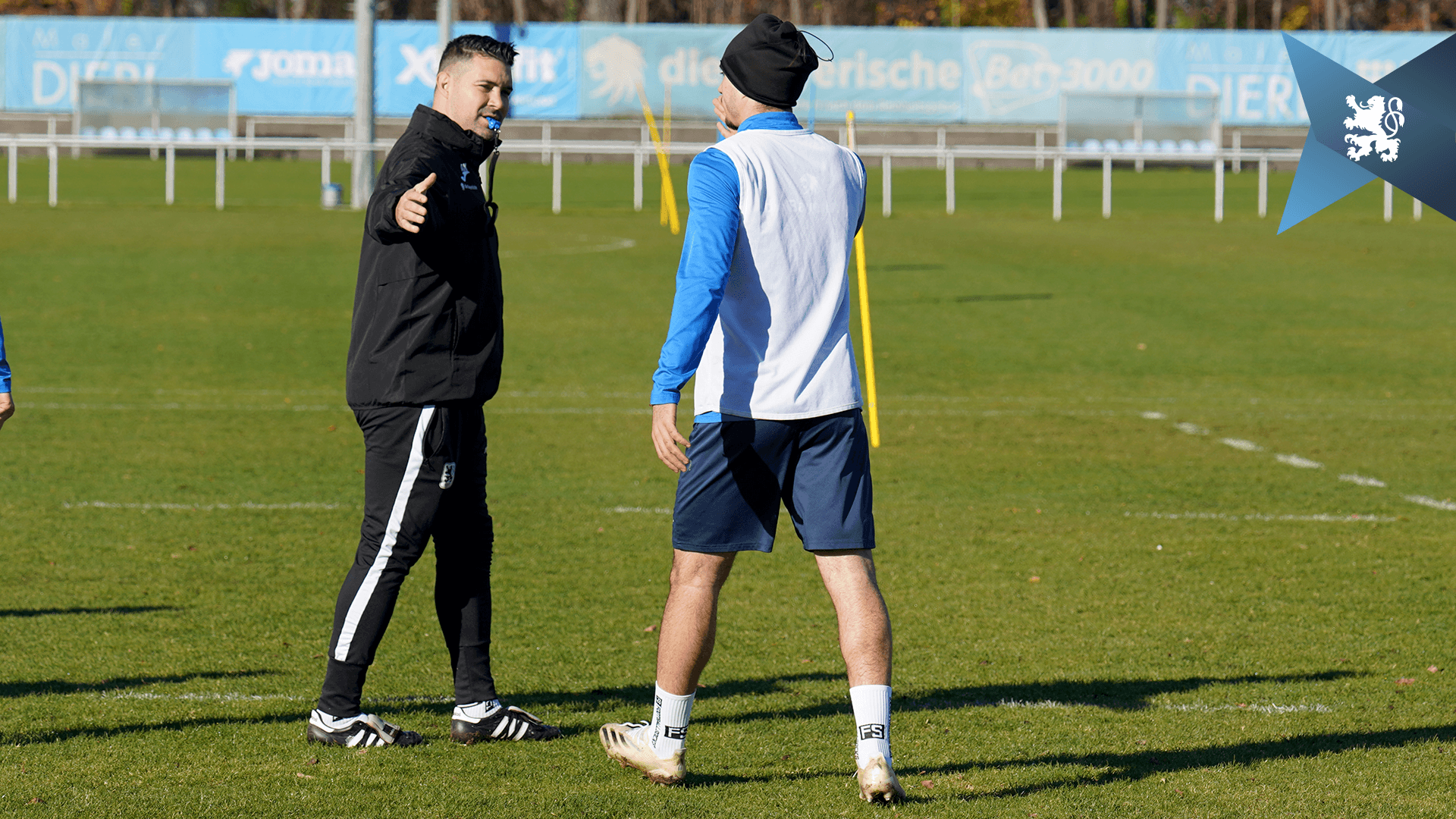 Trainer Alper Kayabunar klatscht sich mit seinem Stürmer Cristian Leone ab, mit sieben Toren bester Schütze der Junglöwen.
