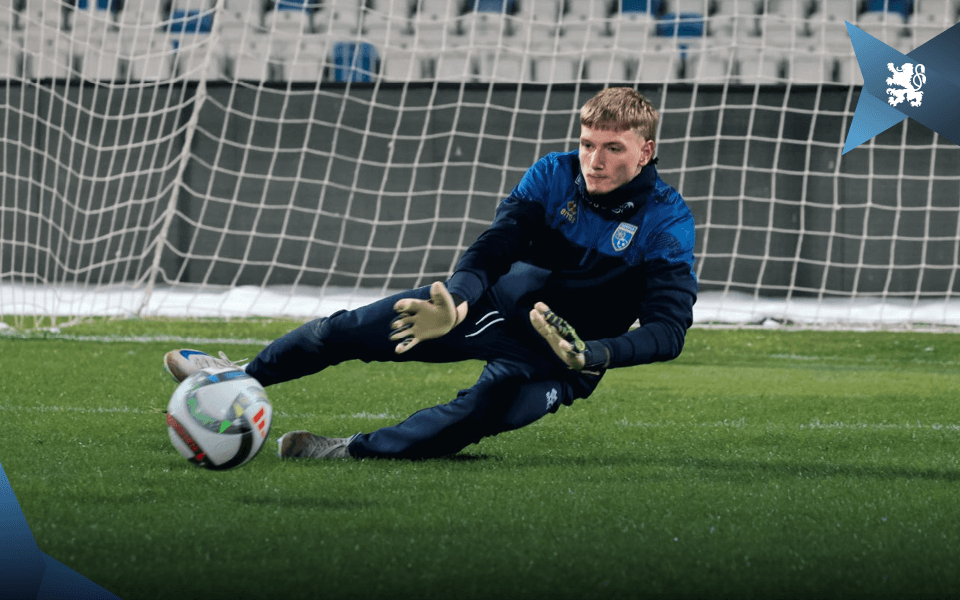 Kosovos Nationalcoach Franco Foda sichtet Löwen-Keeper Erion Avdija.
